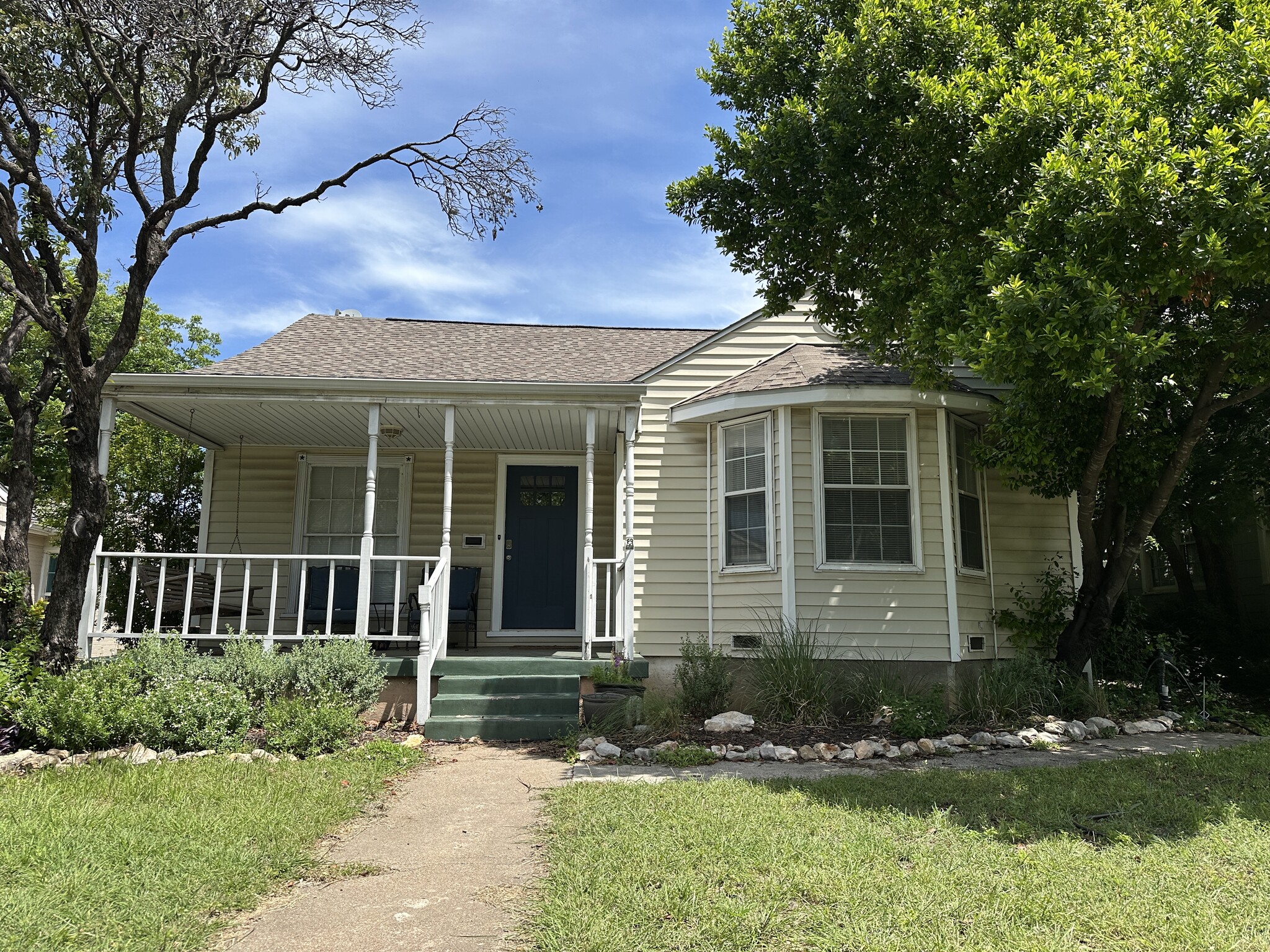 Building Photo - 4624 Calmont Ave