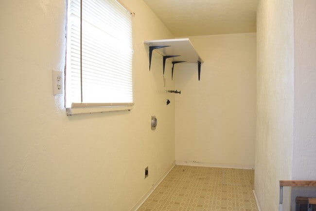 Building Photo - POL5