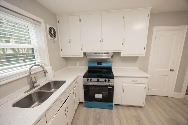 Building Photo - 2058 Woodley Rd