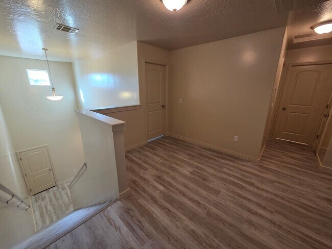 Building Photo - Large 4 Br - like new under $2k!