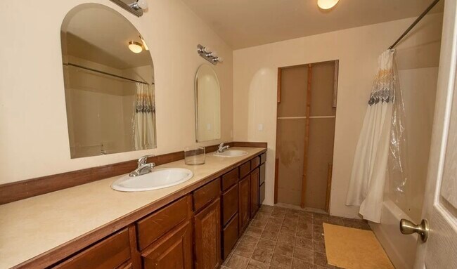 Building Photo - 51 Rolling Glen Loop