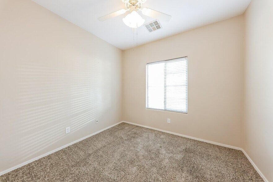 Building Photo - 15629 W MacKenzie Dr