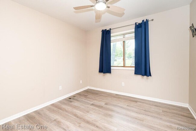 Building Photo - 668 Sherry Dr