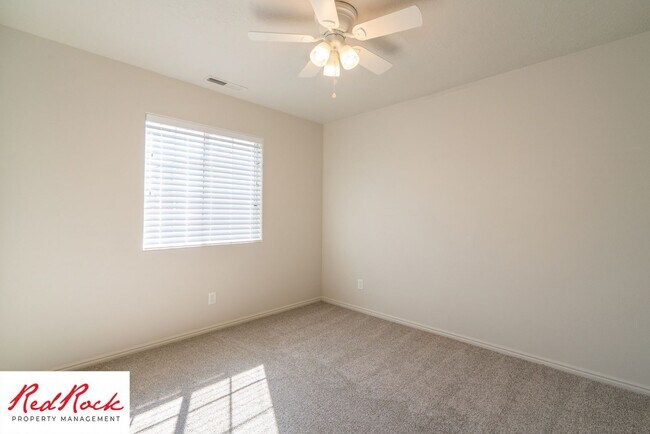 Building Photo - Spacious 3 Bedroom Single-Level Home in Bl...