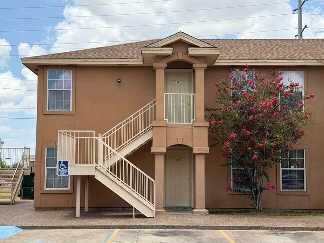 Building Photo - 419 W Eistetter St