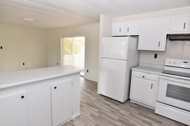 Building Photo - Spacious & Updated Double-Wide Home on a L...