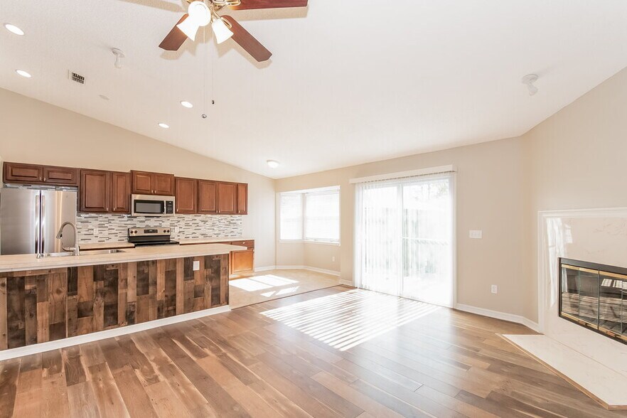 Building Photo - 8448 Pikes Peak Dr N