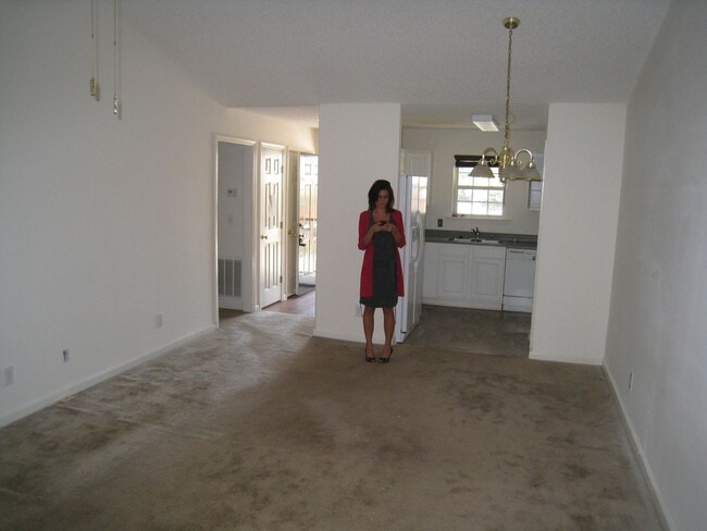 Building Photo - Cozy Condo