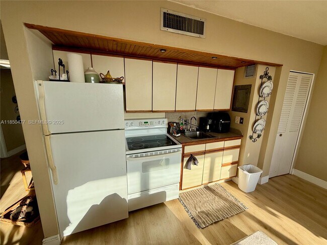 Building Photo - 900 Bay Dr