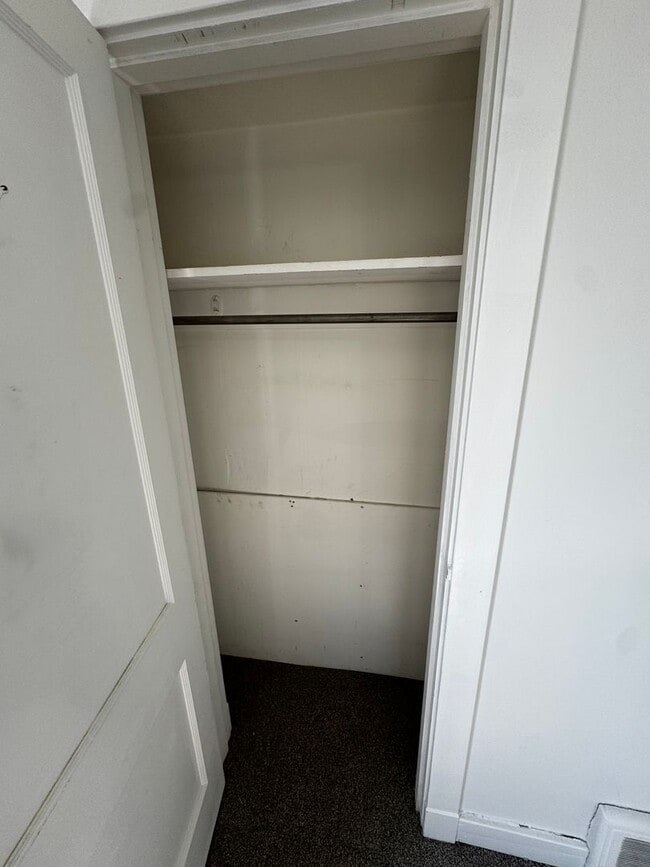 Building Photo - South Oakland Two Bedroom!