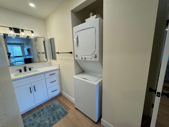 Building Photo - Move in ready Condo!