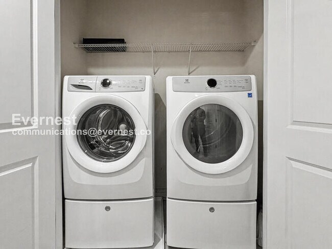 Building Photo - 2515 Hyacinth Ln