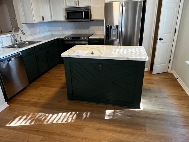 Building Photo - 1600 Knight Trail