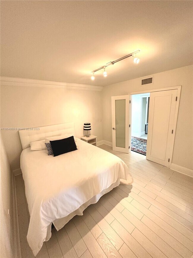 Building Photo - 16500 Collins Ave