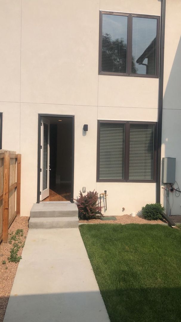 Building Photo - Beautiful + Spacious 2 Bed Townhome