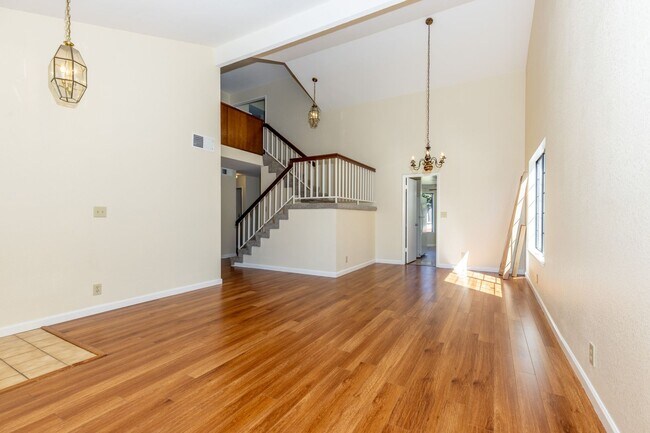 Building Photo - 4 bed/3 bath Single Family Home w/ large backyard!