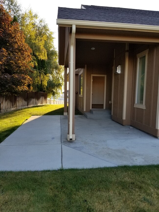 Building Photo - Cove West Home