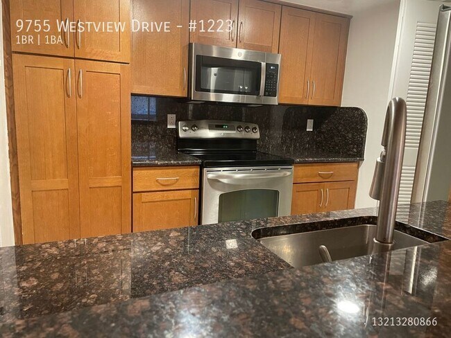 Building Photo - 9755 Westview Dr