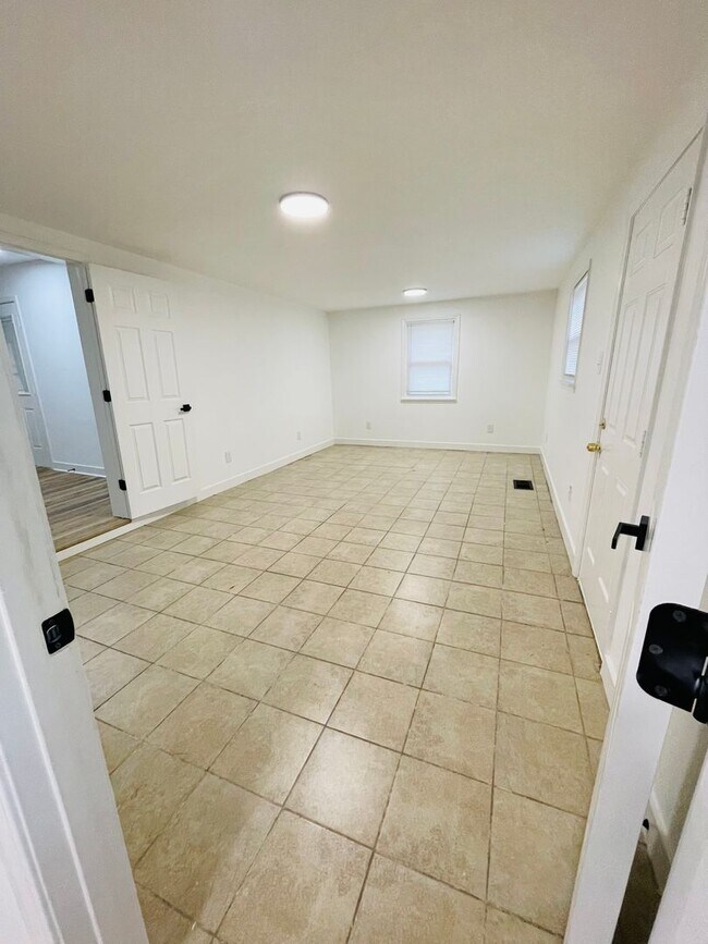 Building Photo - Stunning 4 Bedroom Home for Rent - Fully Remodeled!