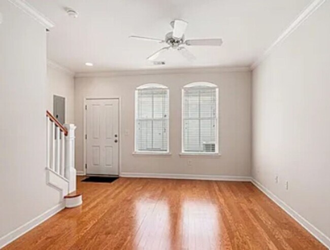 Building Photo - Market Common townhouse with garage!!