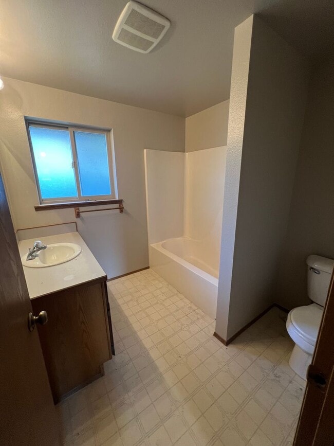 Building Photo - Rent Reduced!! Duplex for Rent, East Wenatchee