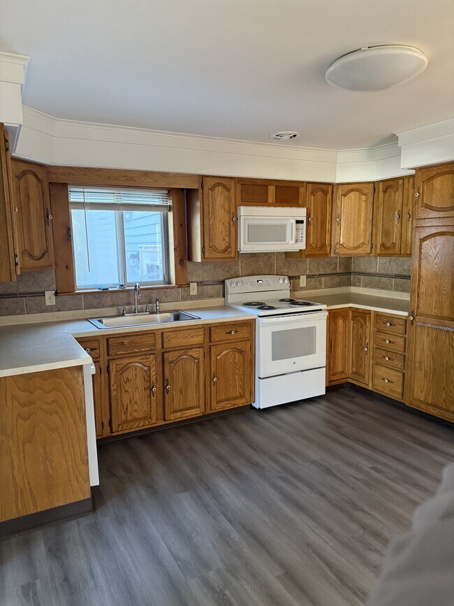 Building Photo - 36 Riverview Rd