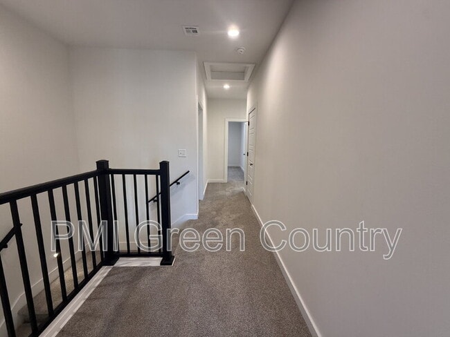 Building Photo - 134 E Elgin St