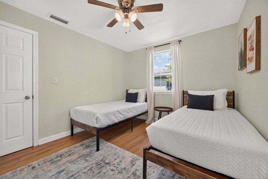 Building Photo - 8633 Emerald Isle Cir S
