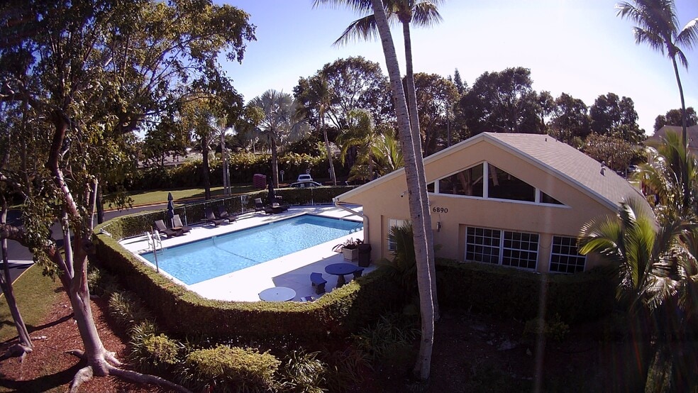 Building Photo - Mission Lakes