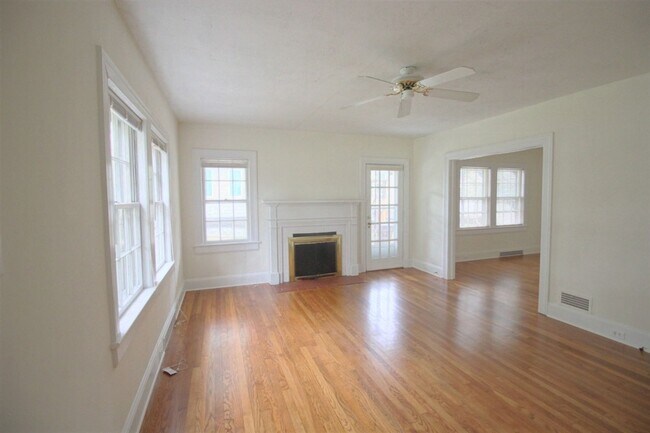 Building Photo - Charming 2 Bedroom Duplex in Lakewood!