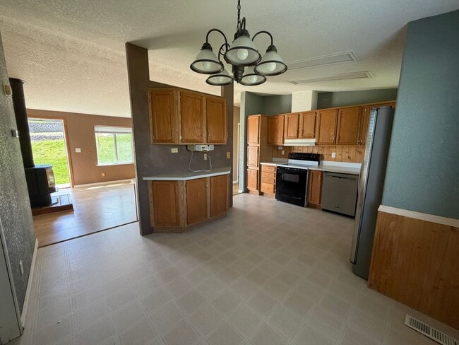 Building Photo - Three Bedroom with Gorgeous Views!
