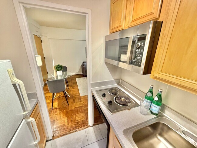 Building Photo - FREE RENT!  Unique Studio in Foggy Bottom with Solarium Near GW University and Hospital. An Excep...