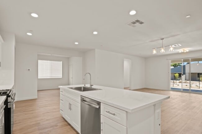 Building Photo - New Home in Gated Indian Palm Country Club