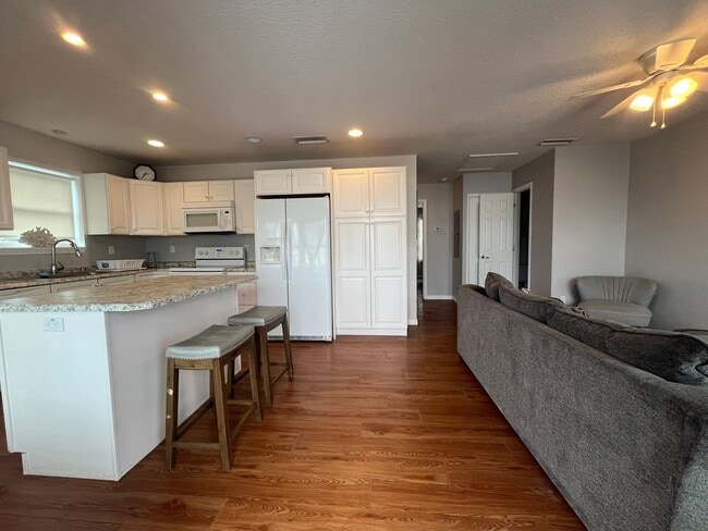 Building Photo - Flagler Beach 2BR/1.5BA Fully Furnished Upstairs Apartment – Across from the Ocean