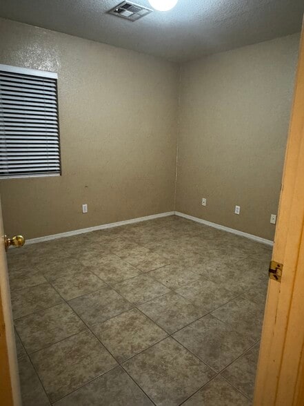 Building Photo - 10441 W Palm Ln