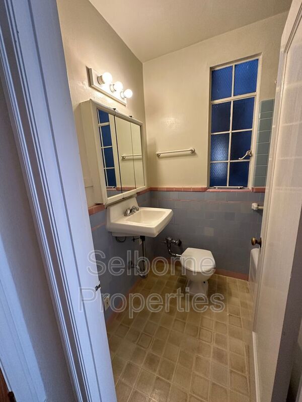 Building Photo - 2501 Ivy Dr