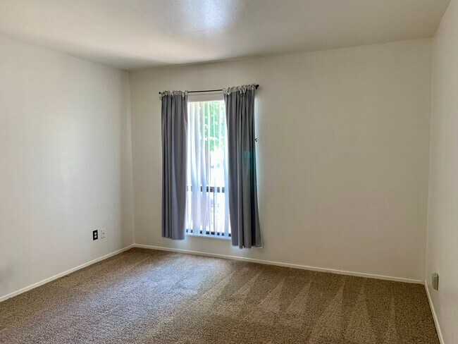 Building Photo - Lovely 2 Bedroom, 2 Bath Condo In The NE!