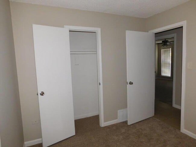 Building Photo - 3367 Kenie Ave