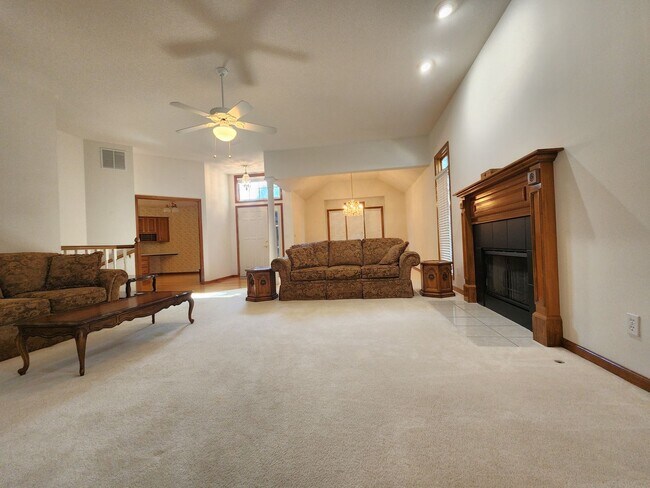 Building Photo - Executive 3+BR, 3BTH Rancher, 2car gar (with ALL utilities only $450/mo) and lawncare and snow re...