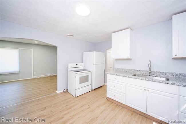 Building Photo - 22675 Santa Maria St