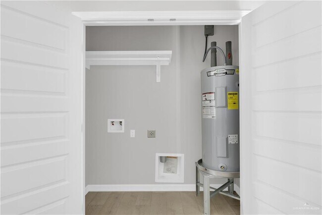 Building Photo - 15 W Daffodil Ave