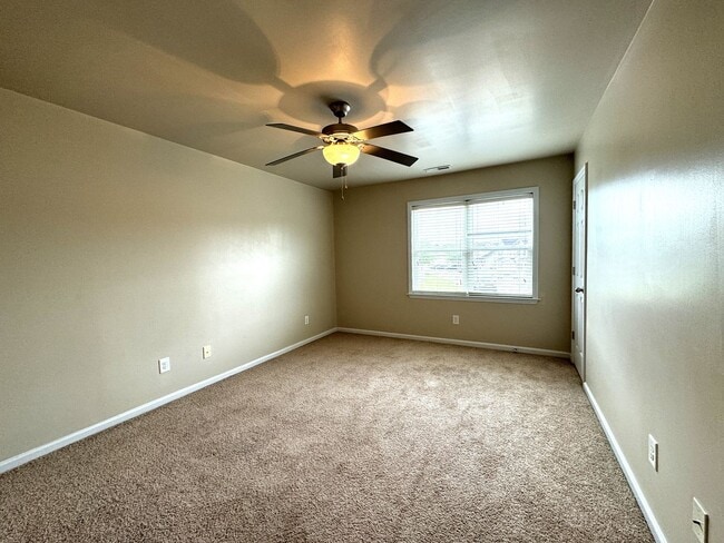 Building Photo - End Unit! Screened Porch!
