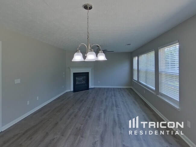 Building Photo - 1631 Royal Ives Dr SE