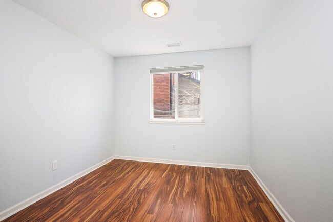 Building Photo - Beautiful 3 bed / 2 bath duplex in Uptown Neighborhood!
