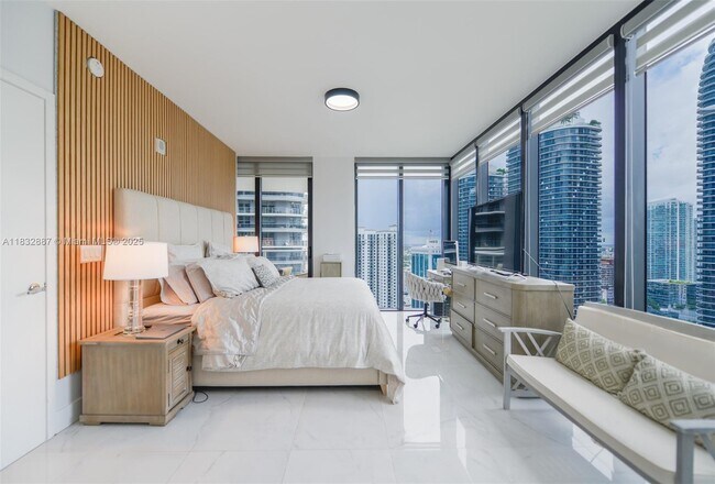 Building Photo - 1010 Brickell Ave