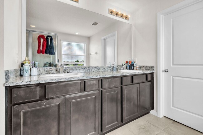 Building Photo - Spacious 5-Bedroom Home with Resort-Style ...