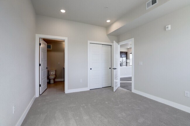 Building Photo - Modern 2 bedroom 2 bathrooms available in ...