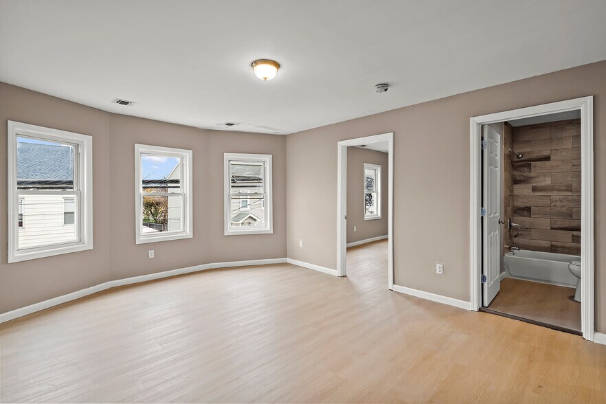 Building Photo - 113 E Main St