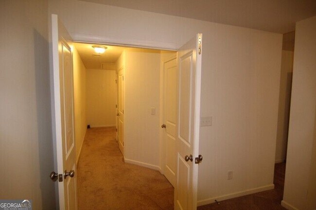 Building Photo - 5850 Vinyard Ln