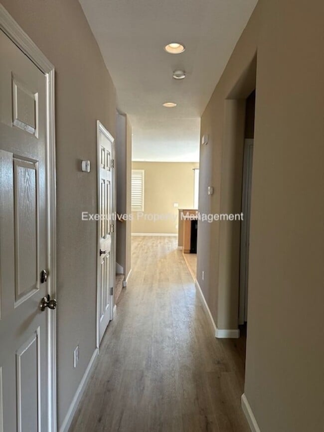 Building Photo - 518 Barclay Way